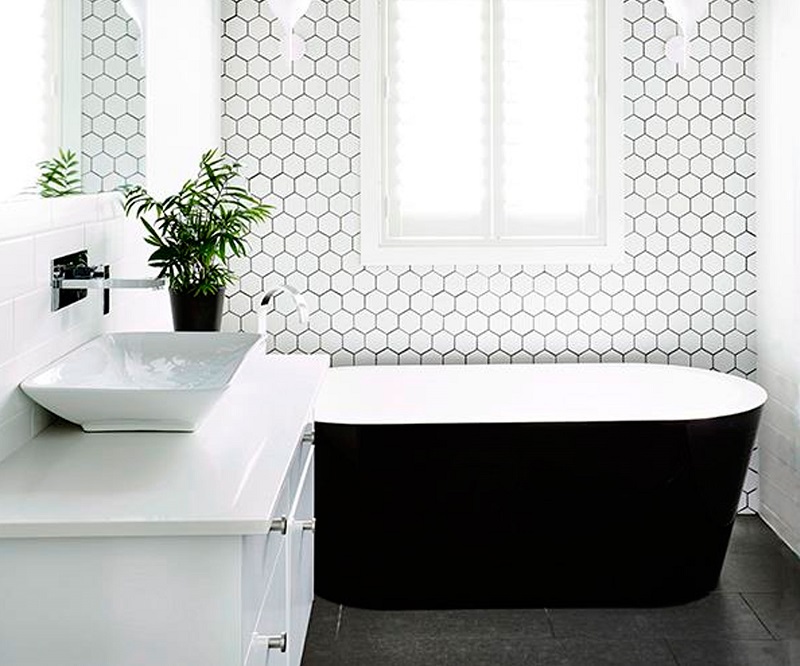 How to decorate a bathroom in black and white